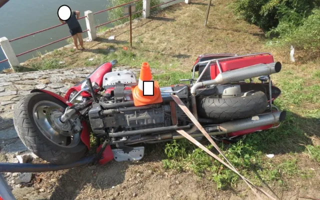 Řidič motorky havaroval v Kolodějích nad Lužnicí a i se spolujezdcem skončil v řece.