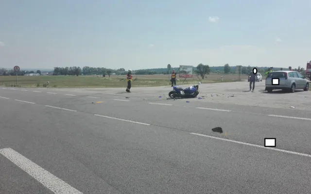 Řidič osobního auta nedal při vjíždění  na silnici na okraji Tábora nedal přednost motorkáři.