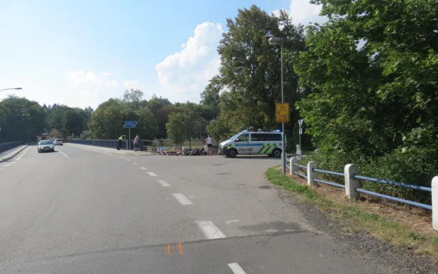 Řidič motorky havaroval v Kolodějích nad Lužnicí a i se spolujezdcem skončil v řece.