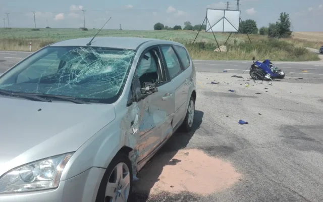 Řidič osobního auta nedal při vjíždění  na silnici na okraji Tábora nedal přednost motorkáři.