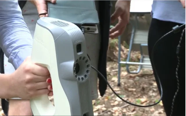 Studenti VŠTE vytvářejí kopii Stifterova obelisku pomocí 3D technologií. Ze zmenšenin by mohla být památka pro turisty.