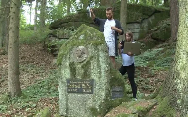 Studenti VŠTE vytvářejí kopii Stifterova obelisku pomocí 3D technologií. Ze zmenšenin by mohla být památka pro turisty.