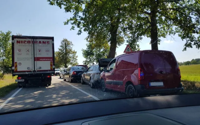 Tři dopravní nehody uzavřely silnici 603 mezi Chotýčany a Borkem.