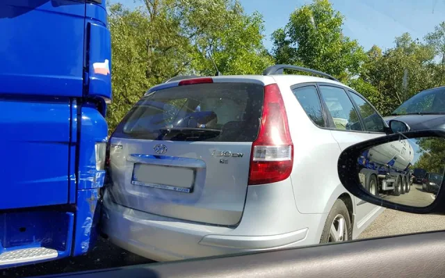 Tři dopravní nehody uzavřely silnici 603 mezi Chotýčany a Borkem.