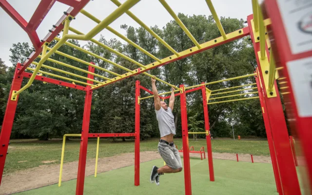 Budějce mají první workoutové hřiště. otestoval ho Lukáš Zetek.