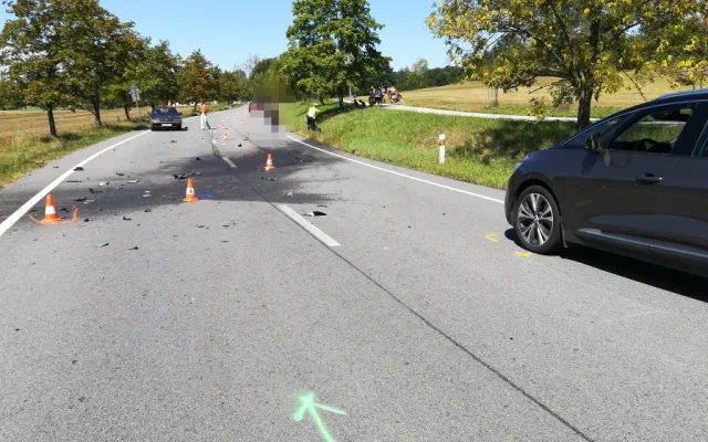 Mezi Hlubokou nad Vltavou a Municemi se dnes, v sobotu 11. srpna, dopoledne čelně srazili dva motorkáři. Oba dva bohužel zemřeli.