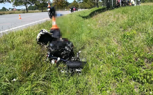 Mezi Hlubokou nad Vltavou a Municemi se dnes, v sobotu 11. srpna, dopoledne čelně srazili dva motorkáři. Oba dva bohužel zemřeli.