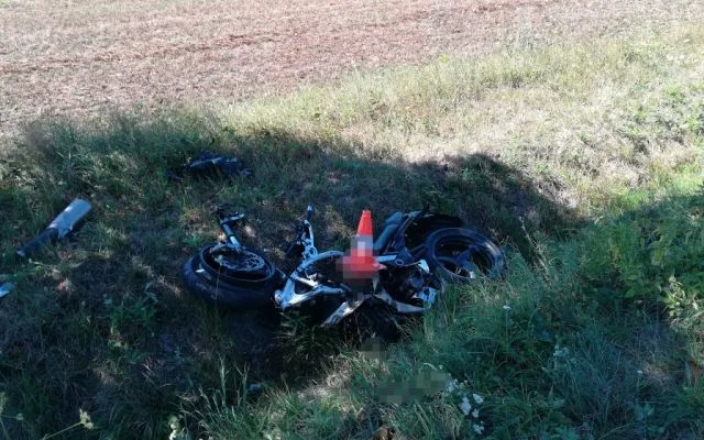 Mezi Hlubokou nad Vltavou a Municemi se dnes, v sobotu 11. srpna, dopoledne čelně srazili dva motorkáři. Oba dva bohužel zemřeli.