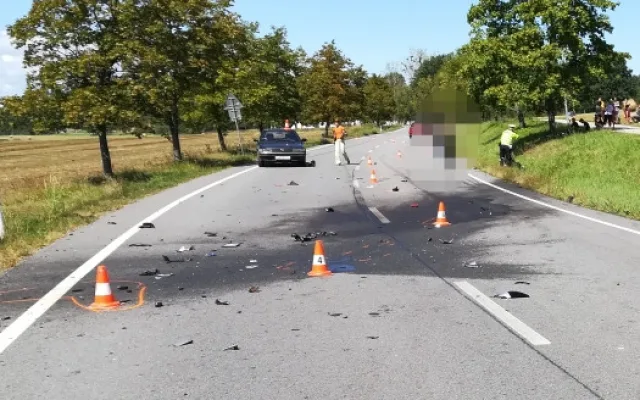 Mezi Hlubokou nad Vltavou a Municemi se dnes, v sobotu 11. srpna, dopoledne čelně srazili dva motorkáři. Oba dva bohužel zemřeli.