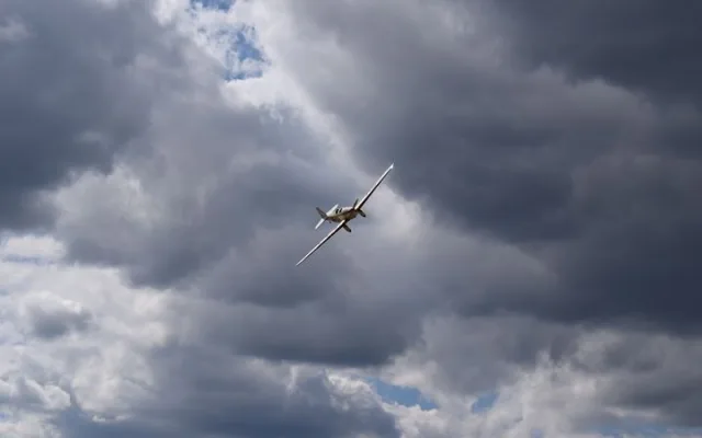 Poslední vteřiny letadla ve vzduchu. To se při přistávacím manévru zřítilo k zemi, pád pilot nepřežil.