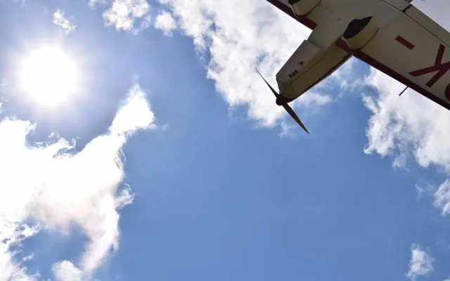 Poslední vteřiny letadla ve vzduchu. To se při přistávacím manévru zřítilo k zemi, pád pilot nepřežil.