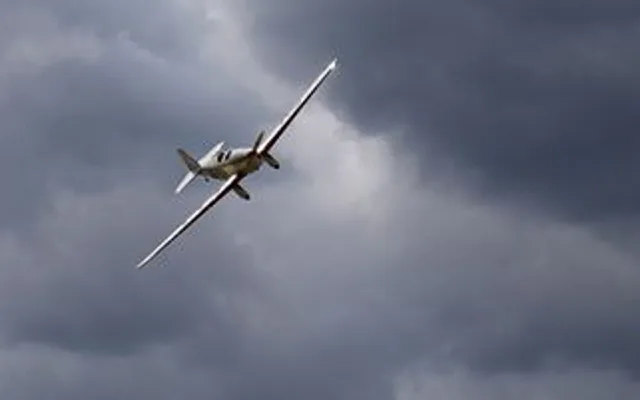 Poslední vteřiny letadla ve vzduchu. To se při přistávacím manévru zřítilo k zemi, pád pilot nepřežil.