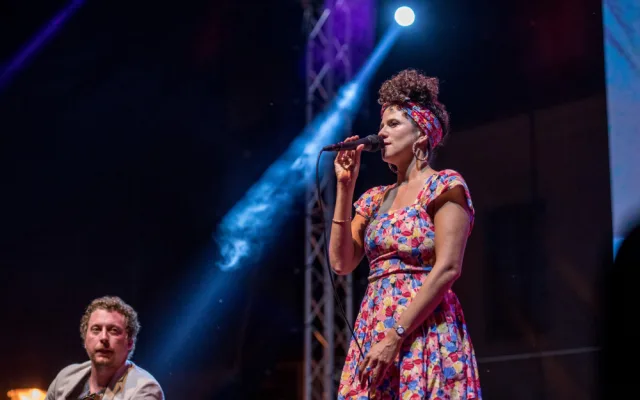Měla to být příjemná tečka letošního Jihočeského jazzového festivalu, který se konal v pátek 10. a v sobotu 11. srpna na Piaristickém náměstí v Českých Budějovicích… Nakonec to bylo něco víc. Cyrille Aimée dokázala, že headlinerem této tradiční akce.