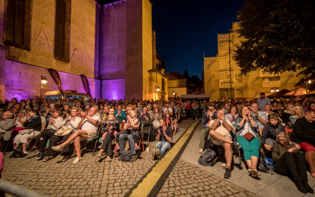 Měla to být příjemná tečka letošního Jihočeského jazzového festivalu, který se konal v pátek 10. a v sobotu 11. srpna na Piaristickém náměstí v Českých Budějovicích… Nakonec to bylo něco víc. Cyrille Aimée dokázala, že headlinerem této tradiční akce.