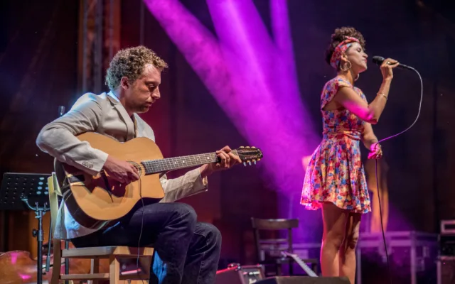 Měla to být příjemná tečka letošního Jihočeského jazzového festivalu, který se konal v pátek 10. a v sobotu 11. srpna na Piaristickém náměstí v Českých Budějovicích… Nakonec to bylo něco víc. Cyrille Aimée dokázala, že headlinerem této tradiční akce.