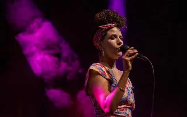 Měla to být příjemná tečka letošního Jihočeského jazzového festivalu, který se konal v pátek 10. a v sobotu 11. srpna na Piaristickém náměstí v Českých Budějovicích… Nakonec to bylo něco víc. Cyrille Aimée dokázala, že headlinerem této tradiční akce.