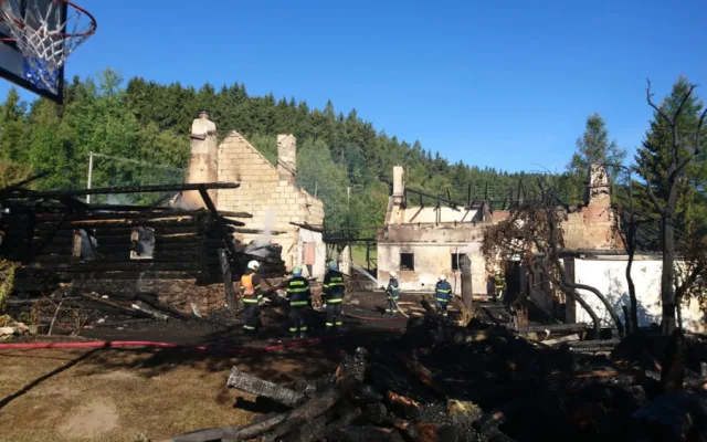 Památkově chráněný rekreační objekt Královácký dvorec U Babků na Prachaticku dnes, v pondělí 13. srpna, ráno shořel.