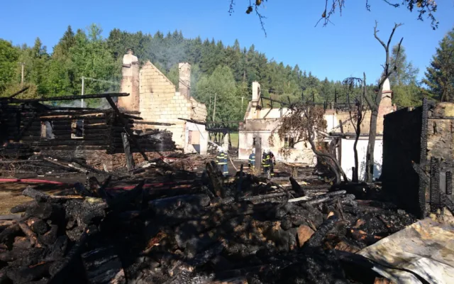 Památkově chráněný rekreační objekt Královácký dvorec U Babků na Prachaticku dnes, v pondělí 13. srpna, ráno shořel.