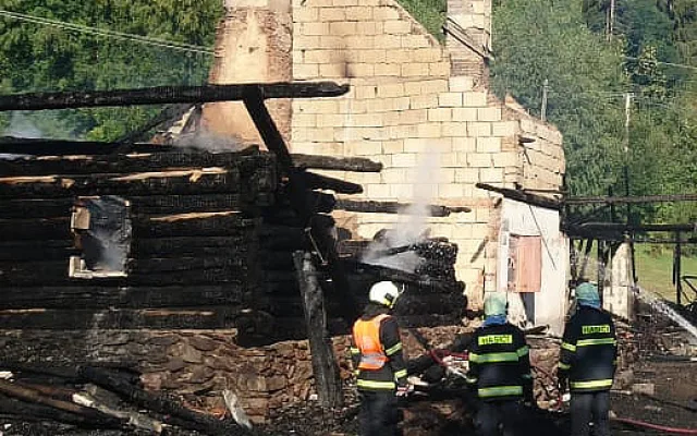 Památkově chráněný rekreační objekt Královácký dvorec U Babků na Prachaticku dnes, v pondělí 13. srpna, ráno shořel.