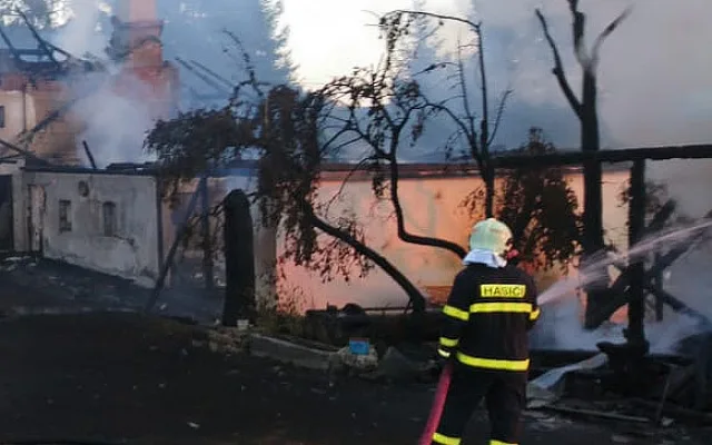VPamátkově chráněný rekreační objekt Královácký dvorec U Babků na Prachaticku dnes, v pondělí 13. srpna, ráno shořel.