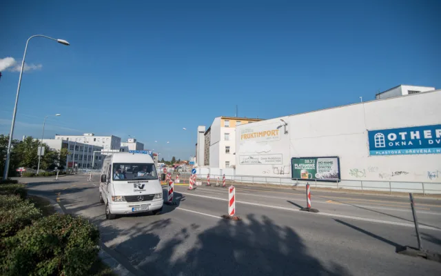 Práce na teplárenských horkovodech ovlivnily dopravu v budějcké Mánesově ulici.