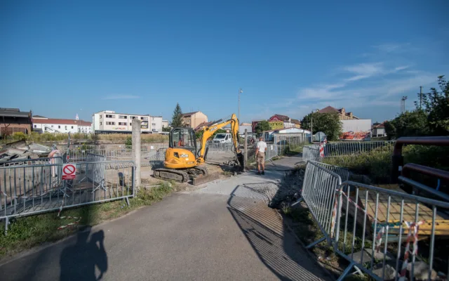 Práce na teplárenských horkovodech u nádraží v Českých Budějovicích.