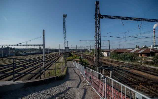 Práce na teplárenských horkovodech v areálu vlakového nákladového nádraží, a v délce 442 metrů přes tento areál.