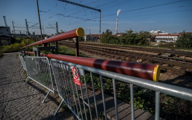 Práce na teplárenských horkovodech v areálu vlakového nákladového nádraží, a v délce 442 metrů přes tento areál.