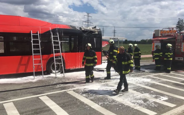 V Hrdějcích hořel autobus městské hromadné dopravy