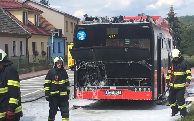 V Hrdějcích hořel autobus městské hromadné dopravy