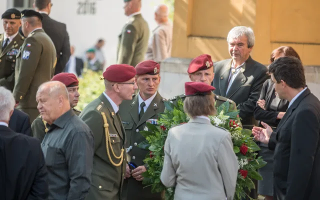 V Hluboké nad Vltavou se lidé loučí s padlým vojákem Kamilem Benešem