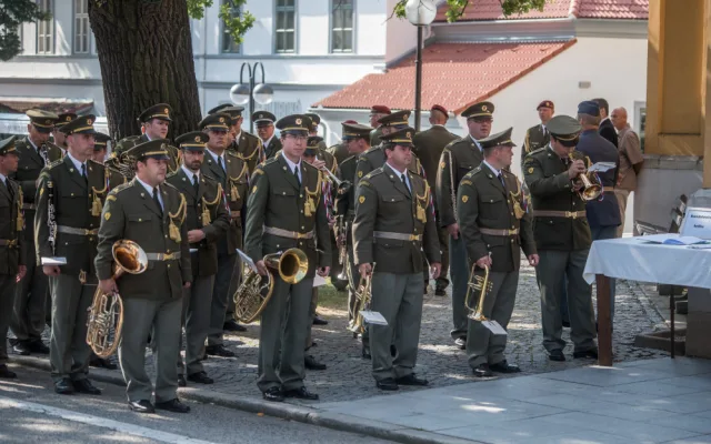 V Hluboké nad Vltavou se lidé loučí s padlým vojákem Kamilem Benešem