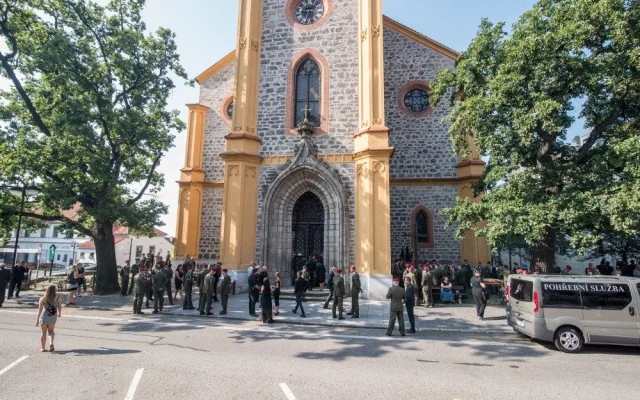 V Hluboké nad Vltavou se lidé loučí s padlým vojákem Kamilem Benešem