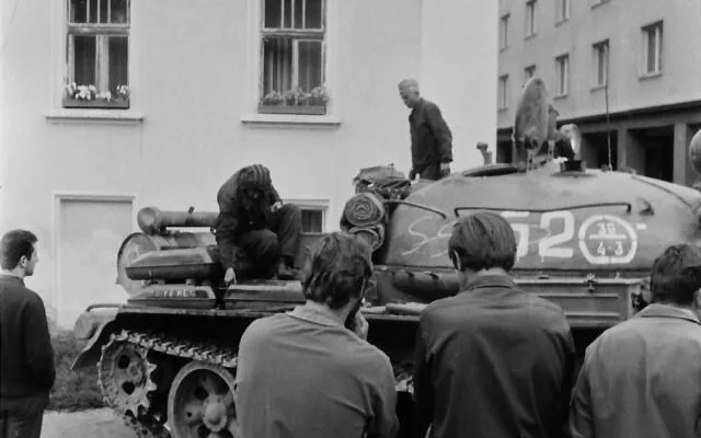 Také u mostu v Biskupské hlídal ruský tank. Zásadní otázka tenkrát i dnes - hlídal co?  Foto Arnošt Matschin.
