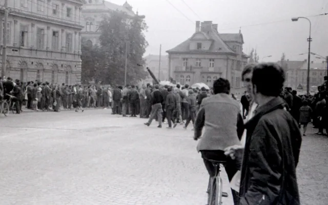 Ruský tank před mostem u armáďáku v obležení našich lidí. Někdo se snažil diskutovat, ale bylo to marné, tank jen občas zahýbal hlavní.  Archiv:Jan Schinko. Foto: Bohumil Štěpánek