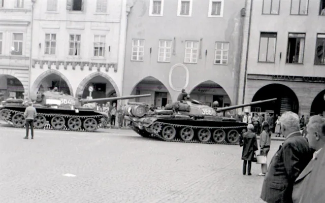 Bohumil Štěpánek zachytil před spořitelnou dva ruské tanky.  Archiv Jan Schinko; Foto: Bohumil Štěpánek