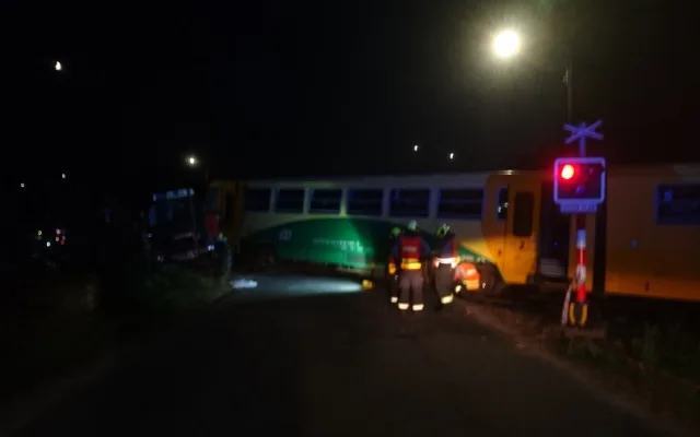 U Čížové na Písecku vykolejil po střetu s traktorem osobní vlak.