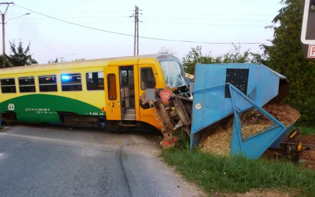 U Čížové na Písecku vykolejil po střetu s traktorem osobní vlak.