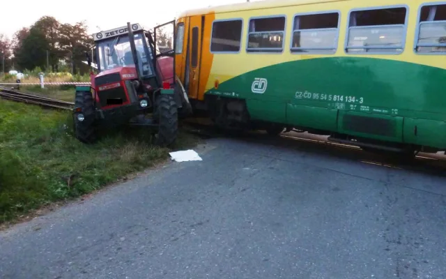 U Čížové na Písecku vykolejil po střetu s traktorem osobní vlak.
