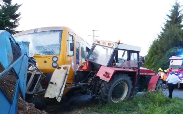 U Čížové na Písecku vykolejil po střetu s traktorem osobní vlak.