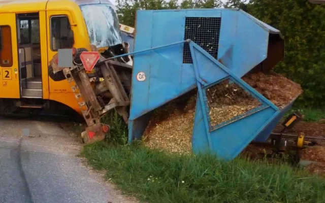 U Čížové na Písecku vykolejil po střetu s traktorem osobní vlak.