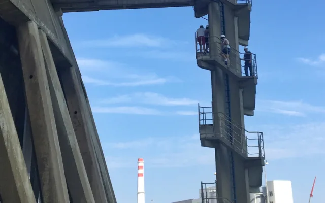 Vstup do chladící věže je patnáct metrů nad zemi
