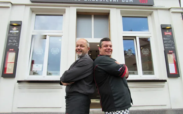 Českobudějovickou restauraci Družstevní dům vedou kamarádi Miroslav Beran (vlevo) a David Ondriš (vpravo).
