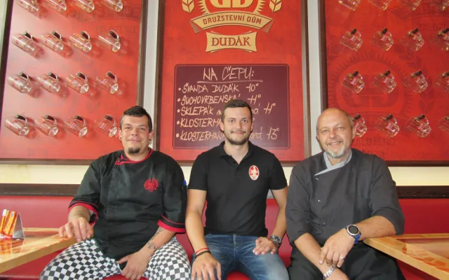 Českobudějovickou restauraci Družstevní dům vedou kamarádi Miroslav Beran (vpravo) a David Ondriš (vlevo). Uprostřed je obchodní zástupce strakonického pivovaru DUDÁK Jan Vondráček.