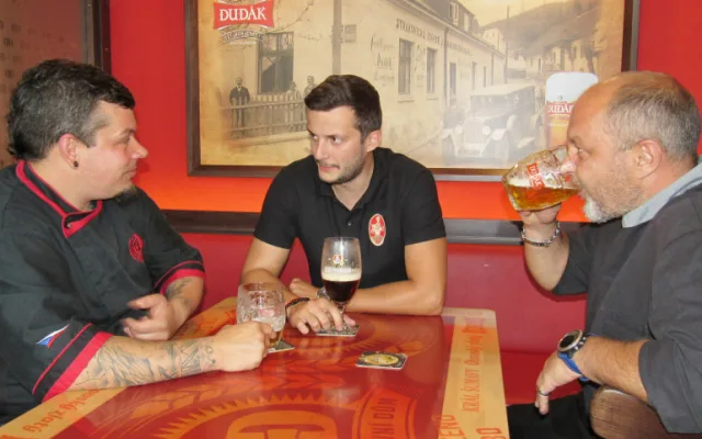 Českobudějovickou restauraci Družstevní dům vedou kamarádi Miroslav Beran (vpravo) a David Ondriš (vlevo). Uprostřed je obchodní zástupce strakonického pivovaru DUDÁK Jan Vondráček.