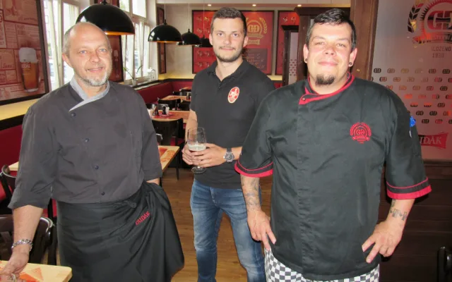 Českobudějovickou restauraci Družstevní dům vedou kamarádi Miroslav Beran (vlevo) a David Ondriš (vpravo). Uprostřed je obchodní zástupce strakonického pivovaru DUDÁK Jan Vondráček.