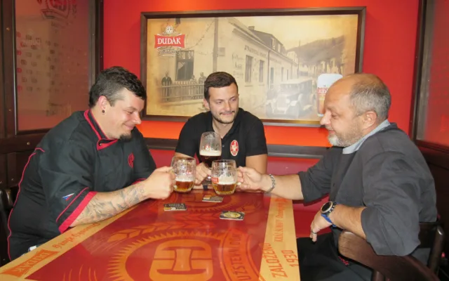 Českobudějovickou restauraci Družstevní dům vedou kamarádi Miroslav Beran (vpravo) a David Ondriš (vlevo). Uprostřed je obchodní zástupce strakonického pivovaru DUDÁK Jan Vondráček.