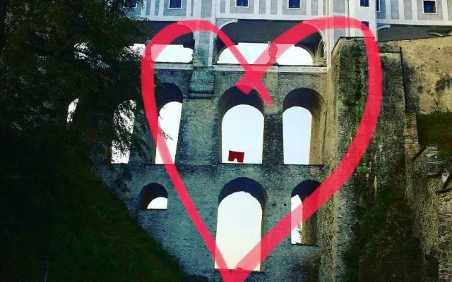 V oblouku českokrumlovského státního hradu a zámku visely obří rudé trenýrky. Zdroj: Instagram Martina Kelbichová