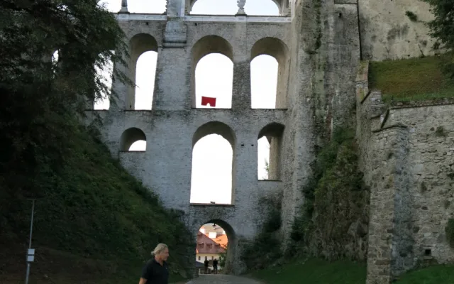 V oblouku českokrumlovského státního hradu a zámku visely obří rudé trenýrky.