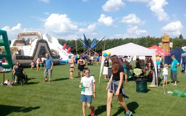 Šestý ročník obnoveného charitativního a multižánrového festivalu Houpačka se povedl na výbornou.